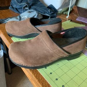 Sanita pebbled suede clogs 42